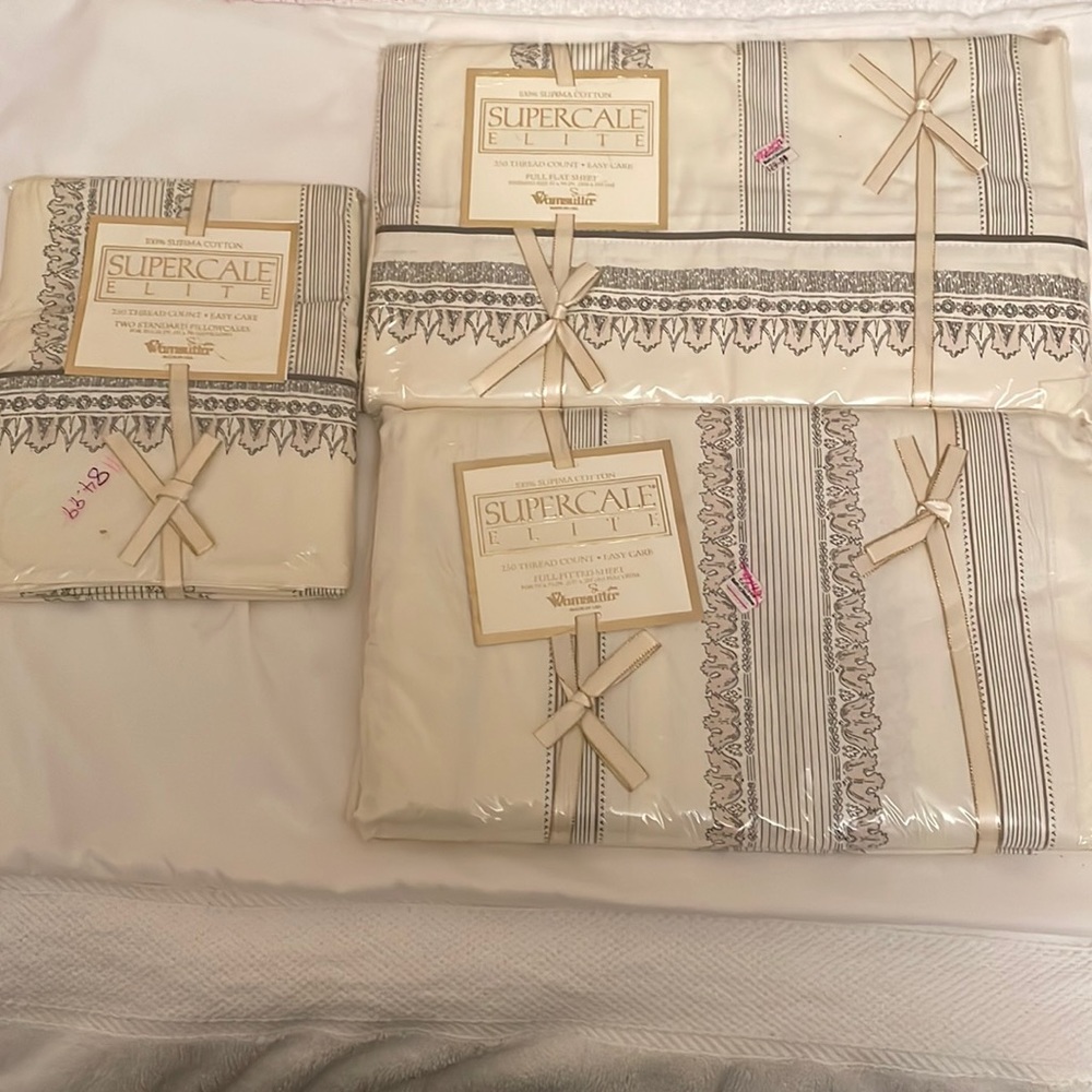 Wamsutta sheet set new in packages. Full fitted, flat and 2 standard pillowcases